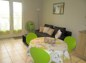 Dining - Apartment 'Agréable' with Wi-Fi (Villefranche-de-Rouergue)