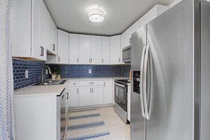 Fridge, microwave, oven, stovetop - 1003 Harbour Master Villas (Hilton Head Island)