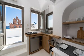 Fridge, stovetop, coffee/tea maker, electric kettle - Villa Kalyra, Divine Sea Views, Furnished Terrace, Oia (Santorini)