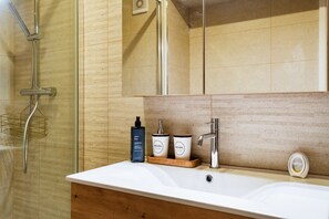 Shower, hair dryer, towels - GuestReady - Charming Braga retreat (Braga)