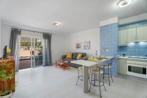 Fridge, microwave, oven, stovetop - Vacation Home 'Chasna Sunset' with Shared Pool, Private Terrace and Wi-Fi (Costa Adeje)