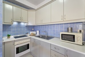 Frigorífico, microondas, horno y placa de cocina