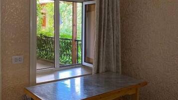 Comfort Single Room, Lanai, City View | Interior