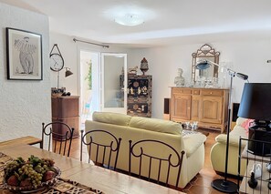 Living area - Villa "Les Hauts De Taradeau": Mountain View with Stunning Private Pool (Taradeau)