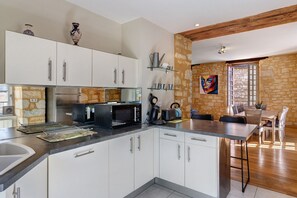 Fridge, microwave, oven, stovetop - Holiday Home 'Coeur De Domme' with Private Terrace, Wi-Fi and Air Conditioning (Domme)
