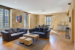 TV - Holiday Home 'Coeur De Domme' with Private Terrace, Wi-Fi and Air Conditioning (Domme)