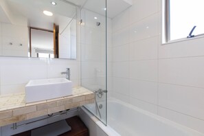 Hair dryer, towels, soap, shampoo - Terrific 2-bedroom apartment in Las Condes perfect for your stay (Las Condes)
