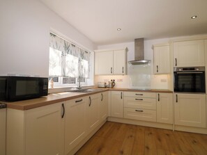 Dishwasher, cookware/dishes/utensils - Bluebell Cottage (Maidstone)