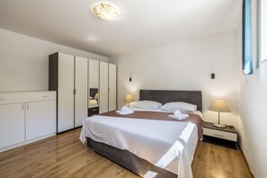 4 bedrooms, iron/ironing board, Internet, bed sheets - Villa sa bazenom u srcu Splita.. (Split)