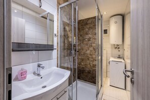 Shower, hair dryer, towels, soap - Villa sa bazenom u srcu Splita.. (Split)