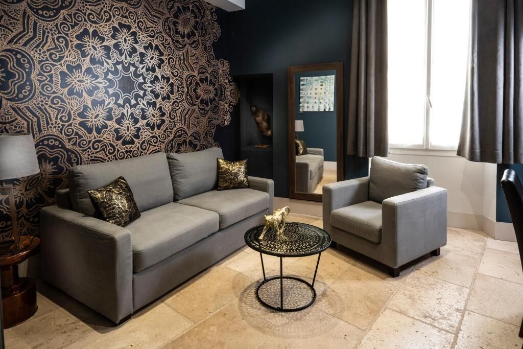 Suite superior, vista a la ciudad | Área de sala de estar