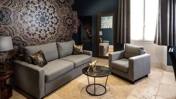 Suite superior, vista a la ciudad | Área de sala de estar