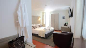 In-room safe, soundproofing, iron/ironing board, free WiFi