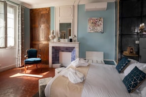 Klassieke tweepersoonskamer, uitzicht op de stad | Een kluis op de kamer, geluiddichte muren, een strijkplank/strijkijzer