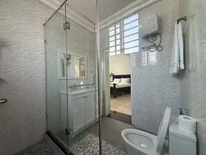 Dusche, Haartrockner, Handtücher, Seife