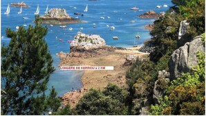 A coastal landscape with rocky outcrops, clear blue water, and sailboats. - COTTAGE CLOSE TO THE SEA. Pets allowed, ideal for families (lezardrieux)