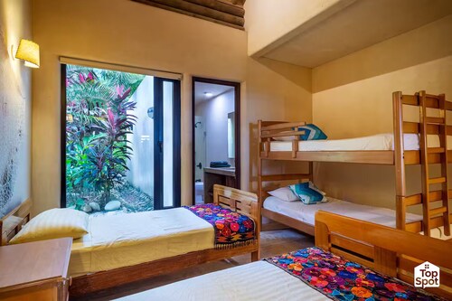 Spacious 6-bedroom villa in welcoming Girardot with AC
