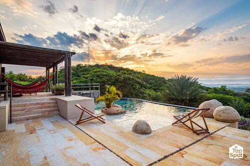 Spacious 6-bedroom villa in welcoming Girardot with AC