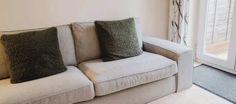 Spacious 4 Bed House With 3 Bathrooms & Parking