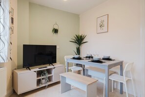 Dining - Modern and comfortable 4 bedroom house (Bedford)