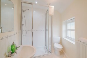Hair dryer, towels - Modern and comfortable 4 bedroom house (Bedford)