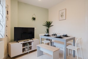 Enjoy meals together at the dining table, with comfortable seating and a bright, inviting space. - Spacious 4 Bed House With 3 Bathrooms & Parking (Bedford)