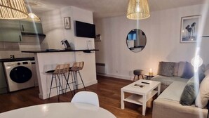 A compact living space with a kitchen, dining area, and a sofa. - "Marianne "Nice T3 Central, Air-conditioned with Parking (Sète)
