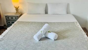 3 slaapkamers, een strijkplank/strijkijzer, gratis wifi, beddengoed