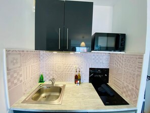 Fridge, microwave, coffee/tea maker, toaster - "Ophélia 22" Nice T2 with air conditioning and parking (Sète)
