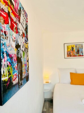 1 habitación, tabla de planchar con plancha y ropa de cama 