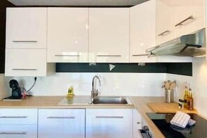 Fridge, microwave, oven, dishwasher - "Marcenac "T2 in Residence, Air conditioning, Parking, Terrace (Sète)