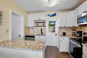 Fridge, coffee/tea maker, cookware/dishes/utensils - Super Unit- Dos Casitas Retreat! (Siesta Key)