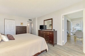 2 bedrooms, iron/ironing board, free WiFi, bed sheets - Harbor Towers 410 - Tropical Sands Accommodations (Siesta Key)
