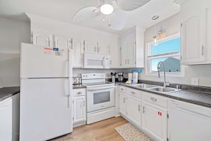 Fridge, microwave, oven, stovetop - š Beachfront Complex | Community Pool + Covered Parking | Sunrise Village 105 (Gulf Shores)