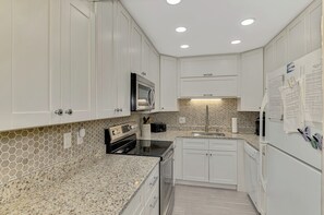Fridge, microwave, oven, stovetop - Harbor Towers 304 - Tropical Sands Accommodations (Siesta Key)