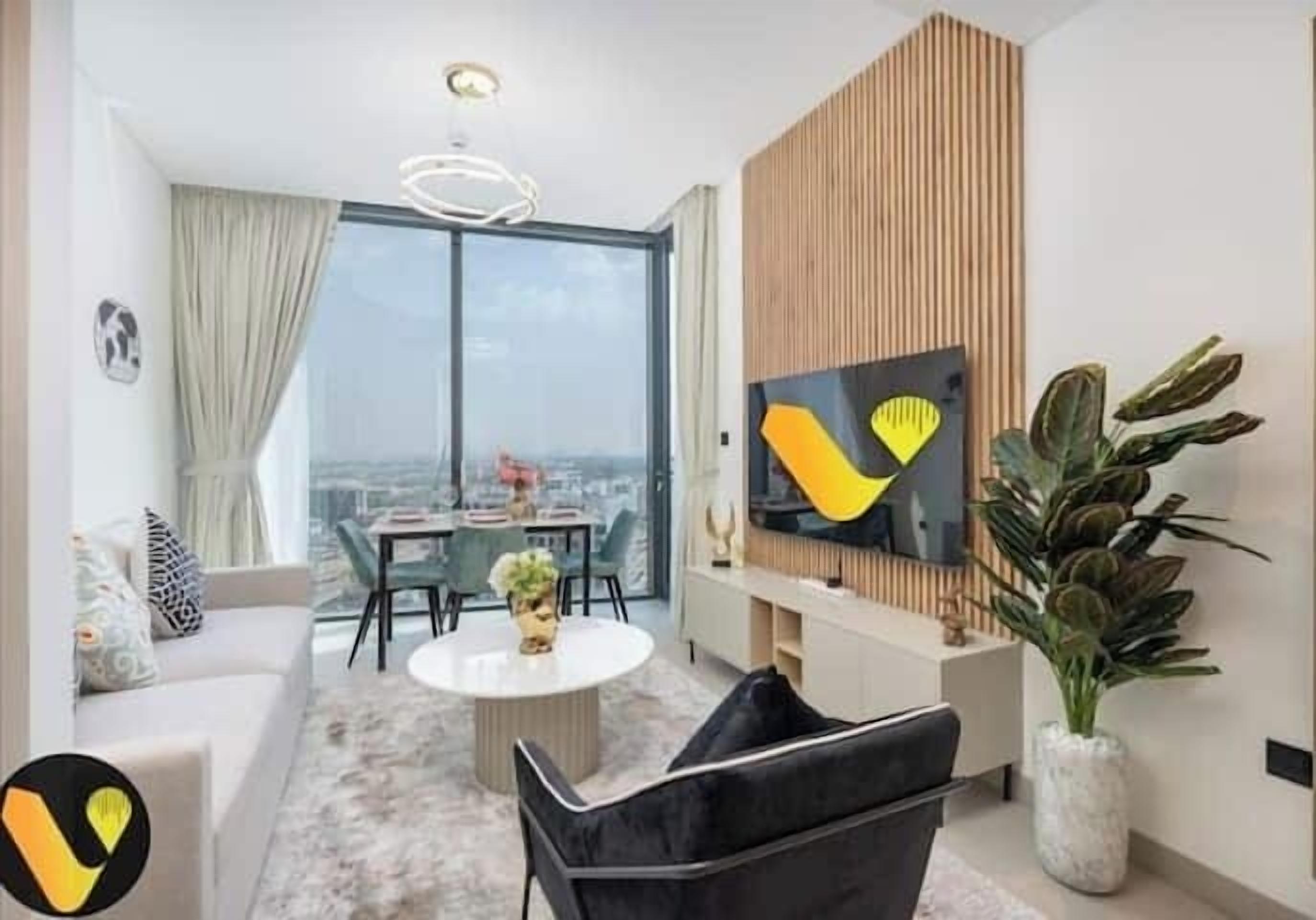 Luxury-Apartment, Balkon, Stadtblick | Wohnbereich | 65-Zoll-Smart-TV mit Kabelempfang