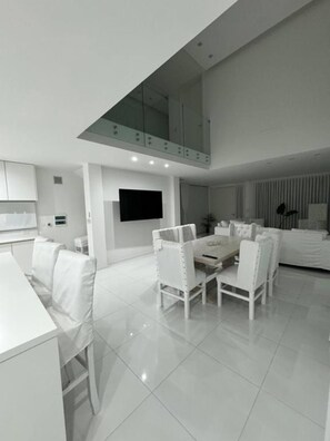 Apartment, 1 Bedroom, Patio, City View | Living room