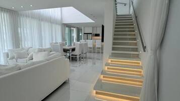 Appartement, 1 chambre, patio, vue ville | Salle de séjour