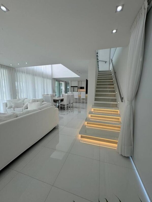 Apartment, 1 Bedroom, Patio, City View | Living room
