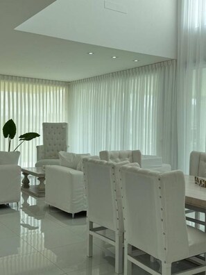 Appartement, 1 chambre, patio, vue ville | Salle à manger