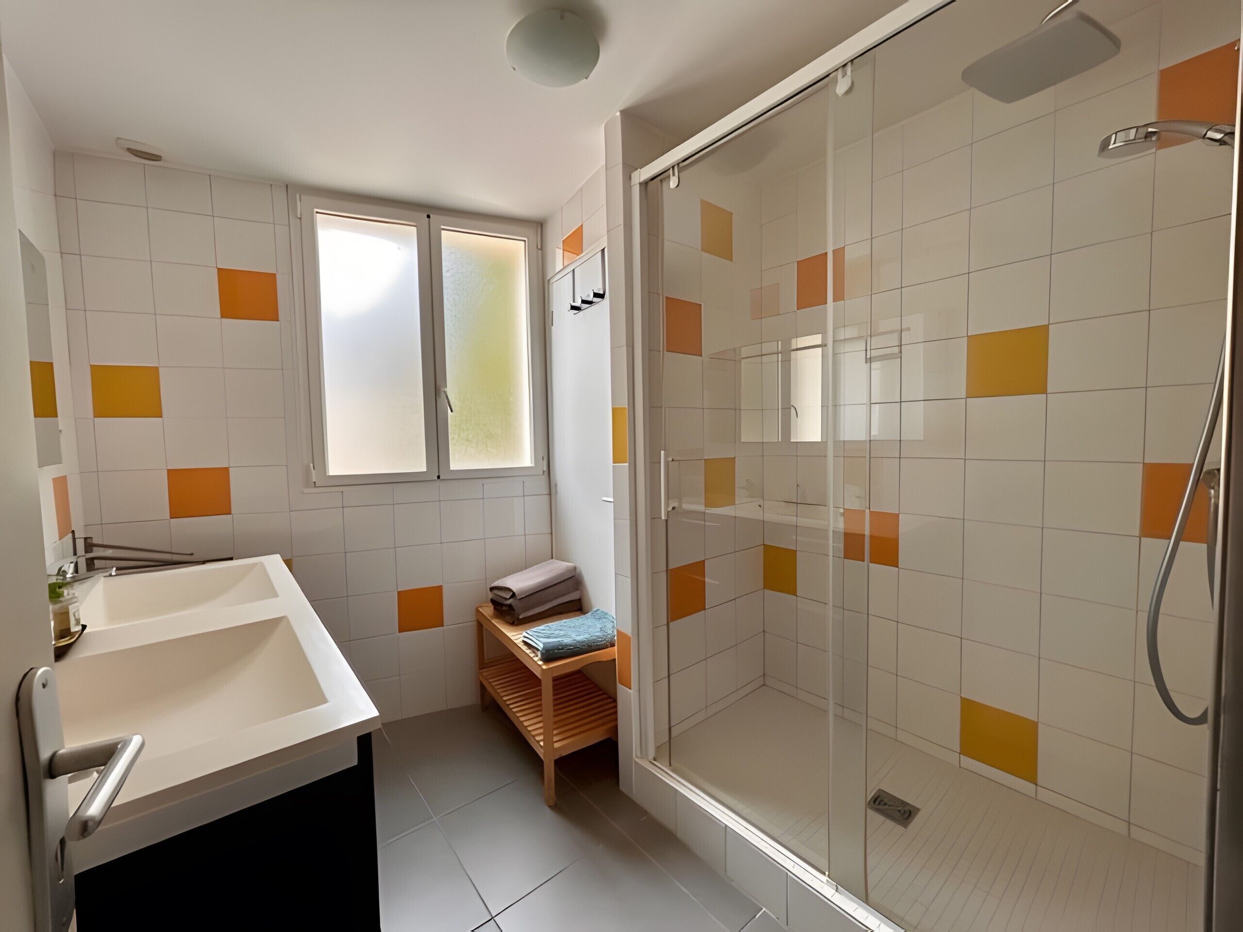 Een douche, een haardroger, handdoeken