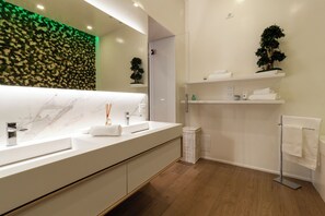 Bathroom - Vrbo Property (Napoli)