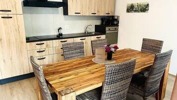 Comfort Apartment, Kitchen, Garden View | Dining