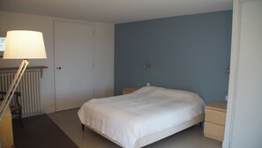 4 bedrooms, iron/ironing board, Internet, bed sheets - Gite in family home, on the banks of the Loire, garden, south-facing. (Combleux)