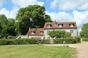 Exterior - Gite in family home, on the banks of the Loire, garden, south-facing. (Combleux)