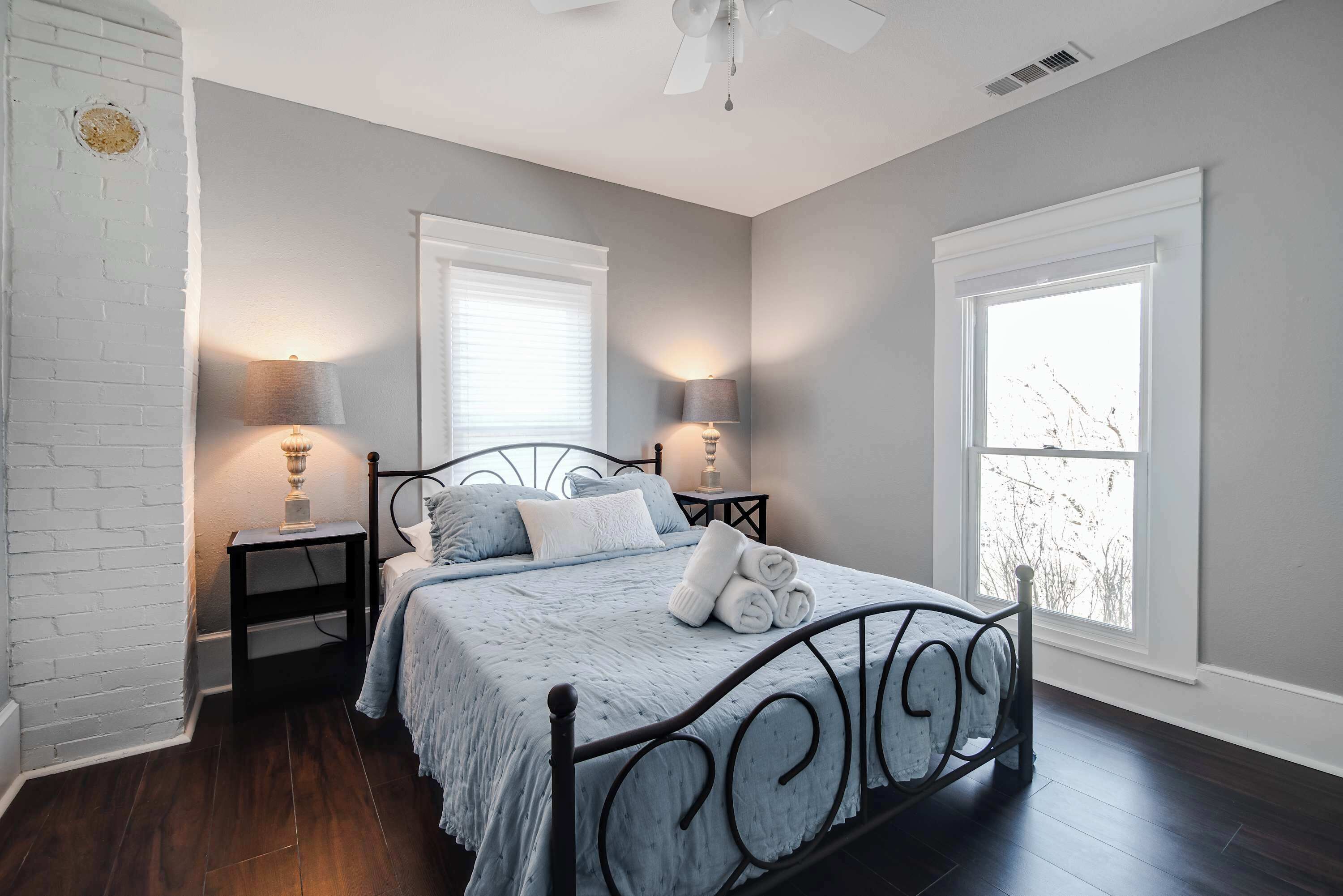 4 bedrooms, iron/ironing board, WiFi, bed sheets