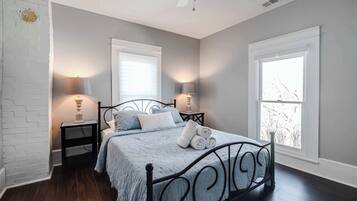 4 bedrooms, iron/ironing board, WiFi, bed sheets