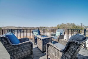 Terrace/patio - The Main Street House, in the heart of Marble Falls (Marble Falls)