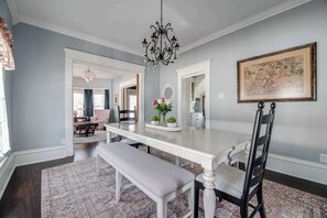 Dining - The Main Street House, in the heart of Marble Falls (Marble Falls)