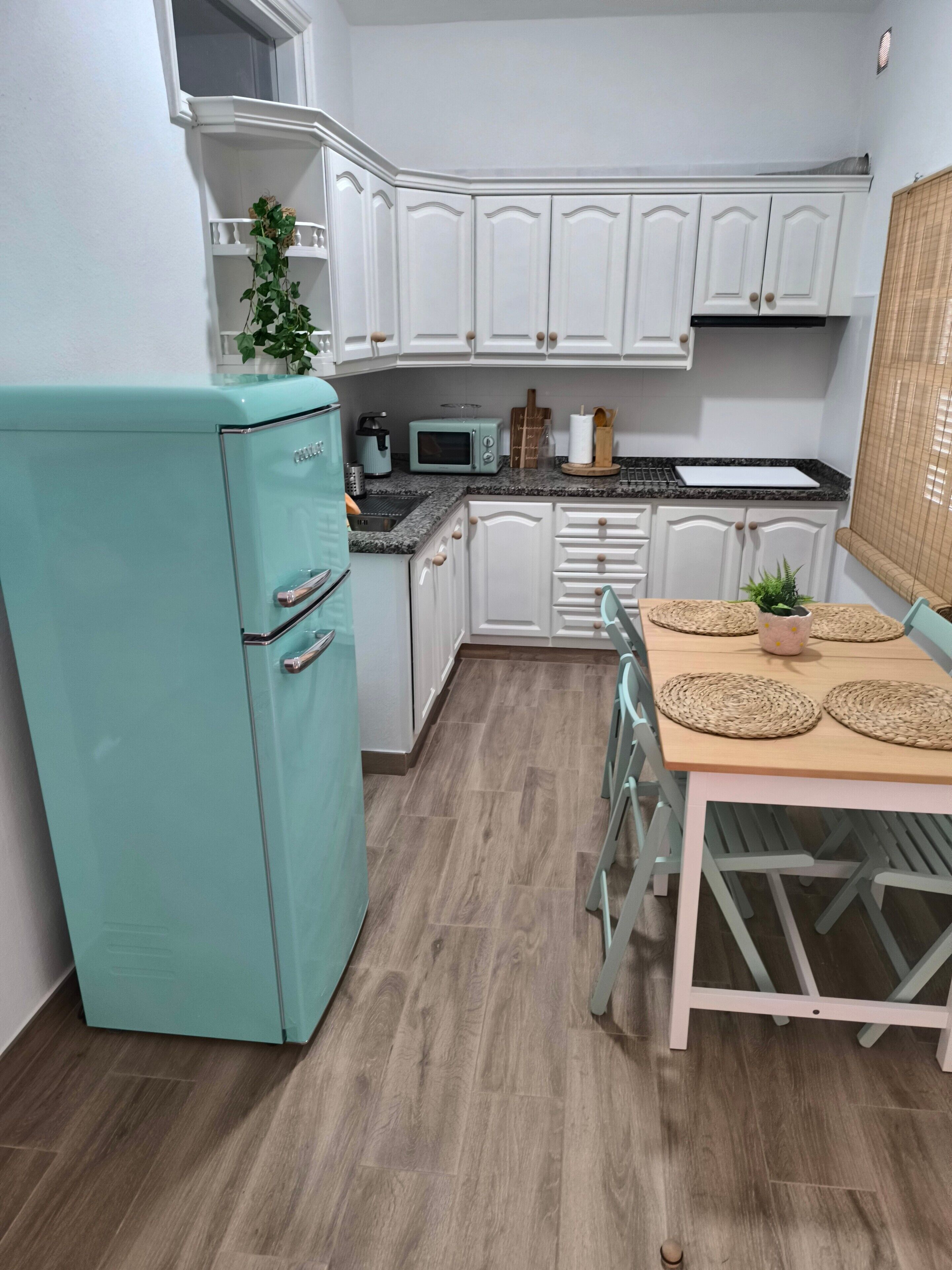 Frigorífico, microondas, placa de cocina y cafetera o tetera